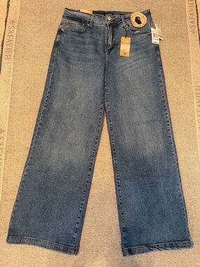 Curve Fit High-Rise Wide Leg Jeans in Medium Blue